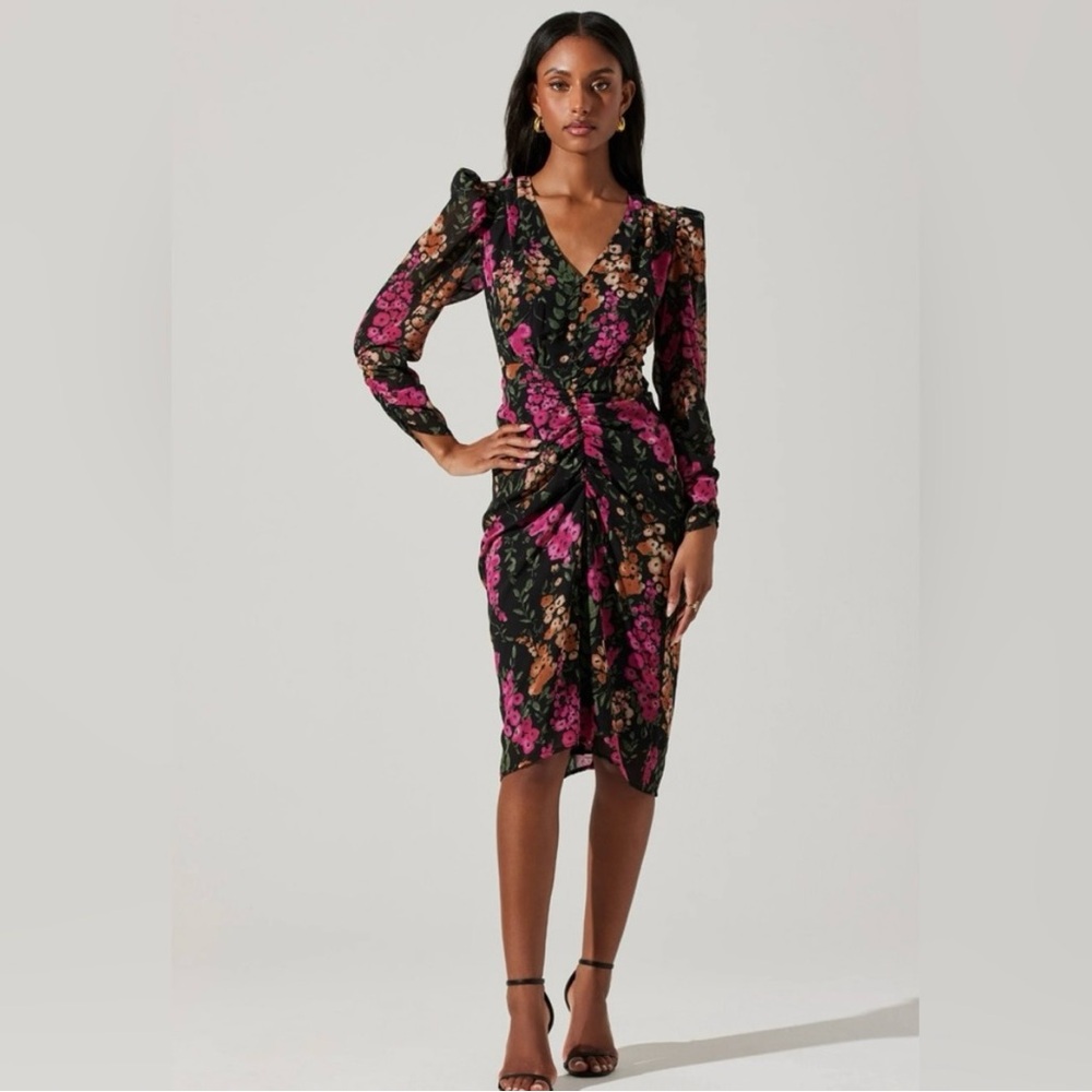 ASTR floral plunge dress in EUC